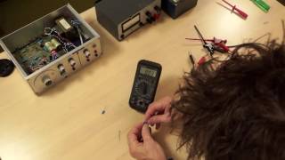 Demonstratie Capaciteit van een condensator meten met multimeter [upl. by Randal363]