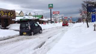 御殿場・小山消防本部のランクルが雪の道を走って行く・・・。 [upl. by Yclehc]