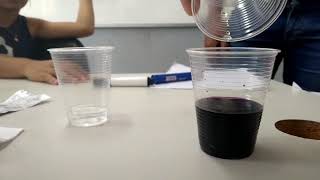 Experimento de química utilizando permanganato de potássio água e vinagre e água oxigenada [upl. by Grim]