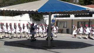 Ευζωνες Σημαια Προεδρικη Φρουρα 1412 Evzones parade [upl. by Caines]