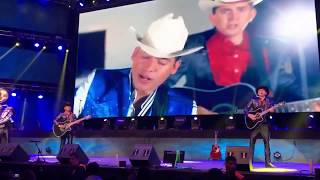 nueva presentación al subir a escenario de los plebes del rancho de ariel camacho [upl. by Ynahpets]