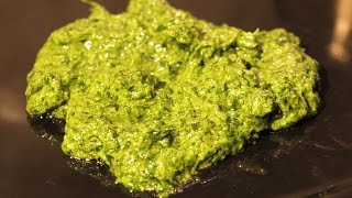 Pesto mit gerösteten Walnüssen und Bärlauch genau richtig fürs Frühjahr [upl. by Asiel]