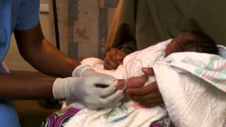 Inserting an IV Spanish  Newborn Care Series [upl. by Sinclare446]