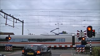 Spoorwegovergang Zevenaar  Dutch railroad crossing [upl. by Camden492]