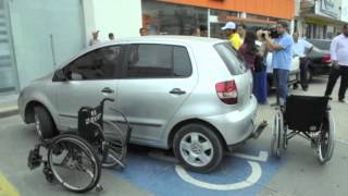 Motoristas estacionam em vagas de deficiente [upl. by Sirenay143]