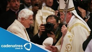 Papa Francisco saluda al papa emérito Benedicto XVI  Canonización de Juan Pablo II [upl. by Analihp852]