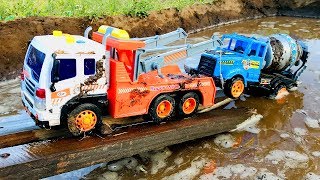 Carros para Niños que Chocan y Caen al Agua  Camiones con Grúa y Tractor  Videos para Niños [upl. by Stahl]