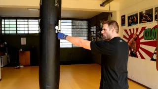 Come colpire sacco da Boxe  Tecniche di base How to hit the heavy punching bag [upl. by Malkin]