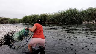 Esta CHICA Tira la ATARRAYA al Río y mira lo que agarro  Pesca de Camarón [upl. by Ecyt]