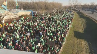 Miles de trabajadores de la educación en huelga en la provincia canadiense de Quebec  AFP [upl. by Nnylcaj]