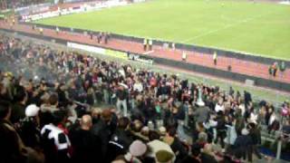 Scontri in tribuna durante intervallo AS Roma  Lazio Roma 16112008 [upl. by Edd]