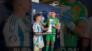 El Dibu Martinez le entregó el premio a mejor jugador a Julian Alvarez [upl. by Nelleeus]