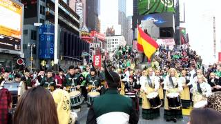 La Reina del Truébano and Banda de Gaites de Corvera d´Asturies Performing in Times Square [upl. by Ecinhoj]