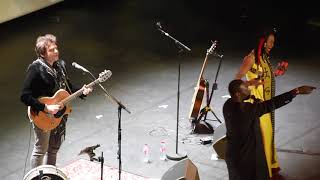 Omar Sy danse avec Mathieu Chedid et Fatoumata Diawara au Grand Rex Paris [upl. by Imas]