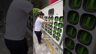 ¡Eficiencia Total Cambio de Baterías en Estación de Scooters 🛴⚡ shorts [upl. by Roscoe]