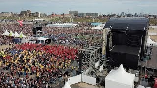 2000 DRUMMERS ON THE BEACH  FOUR HORIZONS CONCERT VIDEO [upl. by Borman618]