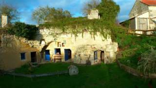 Les maisons troglodytiques quotTout est naturel cest le premier habitat écologique qui existequot [upl. by Cate643]