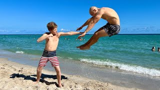 El Niño Más Fuerte Del Mundo Lucha Contra Un Culturista En La Playa [upl. by Mcadams]