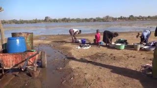 Burkina Faso Washing Clothes by the Lake in Sabou ブルキナファソ；湖畔で洗濯 [upl. by Hsilgne]