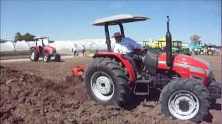 Tractor CL 85 con arado de 3 discos [upl. by Oynotna]