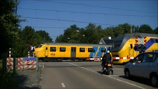 Spoorwegovergang Maarheeze  Dutch railroad crossing [upl. by Dora133]