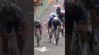 Philipsen klopt Van Aert in een Belgisch onderonsje in Pau na knotsgekke etappe in de tdf2024 [upl. by Eelhsa]