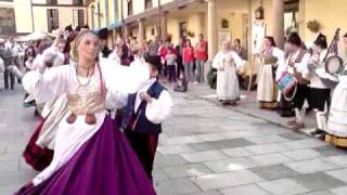 Xiringüelu de Naves  Baile asturiano del grupo Trasgu en la plaza del fontán en Oviedo [upl. by Akla955]