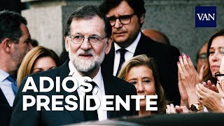 MOCIÓN DE CENSURA  Rajoy se despide del congreso entre vítores abrazos y besos [upl. by Aissat946]