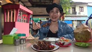 TJ Ruth Menjajal Nikmat Rasa Sate Ubin Pak Toni  MAKAN RECEH 010823 [upl. by Neumark]