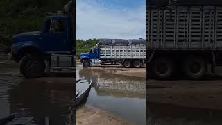 Embarcando en el planchon de Puerto Trujillo trucks colombia TrocherosTrucks [upl. by Airdnua]