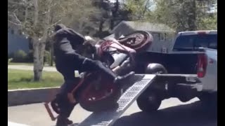 Motorcycle loading fails How to load a motorcycle or cargo in a pickup without risk [upl. by Lubeck]