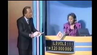 Mike Bongiorno scopre una concorrente con le soluzioni del quiz [upl. by Aihpos]