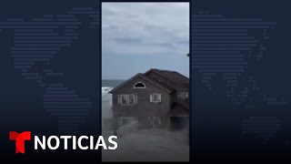 Una vivienda colapsa frente al mar en Carolina del Norte  Noticias Telemundo [upl. by Naik]