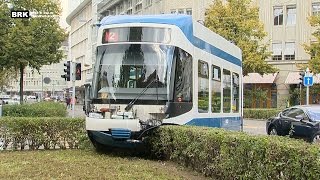 Zürich Tram entgleist nach Kollision mit Auto [upl. by Denby]