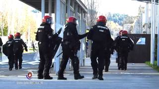 Batalla campal con piedras y bengalas contra la Ertzaintza en el campus de Leioa [upl. by Nyliahs]