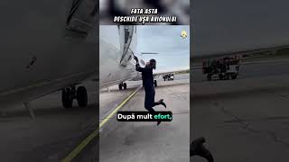 ÎNSOȚITORUL DE BORD TREBUIE SSĂ DESCHIDĂ UȘA AVIONULUI [upl. by Dryfoos]