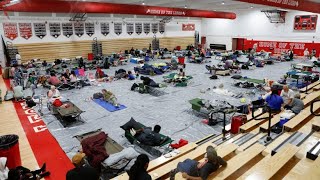 Tropischer Wirbelsturm  Menschen in Florida bringen sich vor Hurrikan in Sicherheit [upl. by Trebmal276]