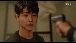 Hospital Ship병원선ep2930Kang Minhyuk calmly convinces even if he threatens his life20171018 [upl. by Sivla]