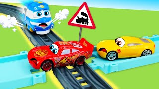 Saetta McQueen giocattolo cade in trappola sulla ferrovia Giochi per bambini con le macchine [upl. by Esinehs]