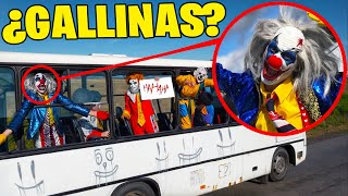 Cuando veas este autobús escolar lleno de PAYASOS ¡no lo adelantes ¡Aléjate RÁPIDO [upl. by Kristian31]