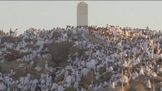 Prières sur le Mont Arafat moment fort du hajj [upl. by Reivazx925]