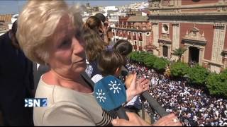 Una familia coreana en la Semana Santa de Sevilla [upl. by Alikahs]