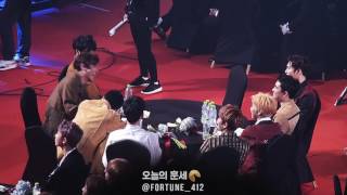 170222 GAON CHART AWARDS SEHUN  가온차트 시상식 갑자기 카메라에 잡혀서 빵터진 세훈이와 형들ㅋㅋ 세훈이 발동동 [upl. by Ym]