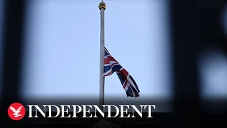 Flags fly at half mast at Buckingham palace after Queens death [upl. by Moina]