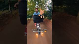 Diego kondigt graag zijn aanwezigheid aan of die nu zit loopt rent of fietst 😹kat [upl. by Aisa519]