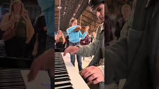 Piano Gare du Nord une violoniste arrive et choque toute une gare [upl. by Chaudoin]