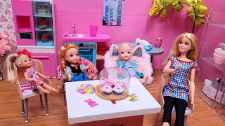 Play doh fun  Elsa amp Anna toddlers  Barbie dolls  Chelsea  pretend food [upl. by Akcirahs843]