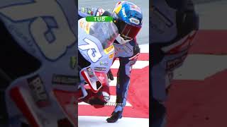 Почему гонщики MotoGP касаются краев поворота [upl. by Assiralk110]