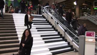 Gare Montparnasse la SNCF transforme des escaliers en piano [upl. by Noleta]