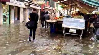 Venice high waterVenezia acqua alta eccezionale 03122010 [upl. by Norrabal]